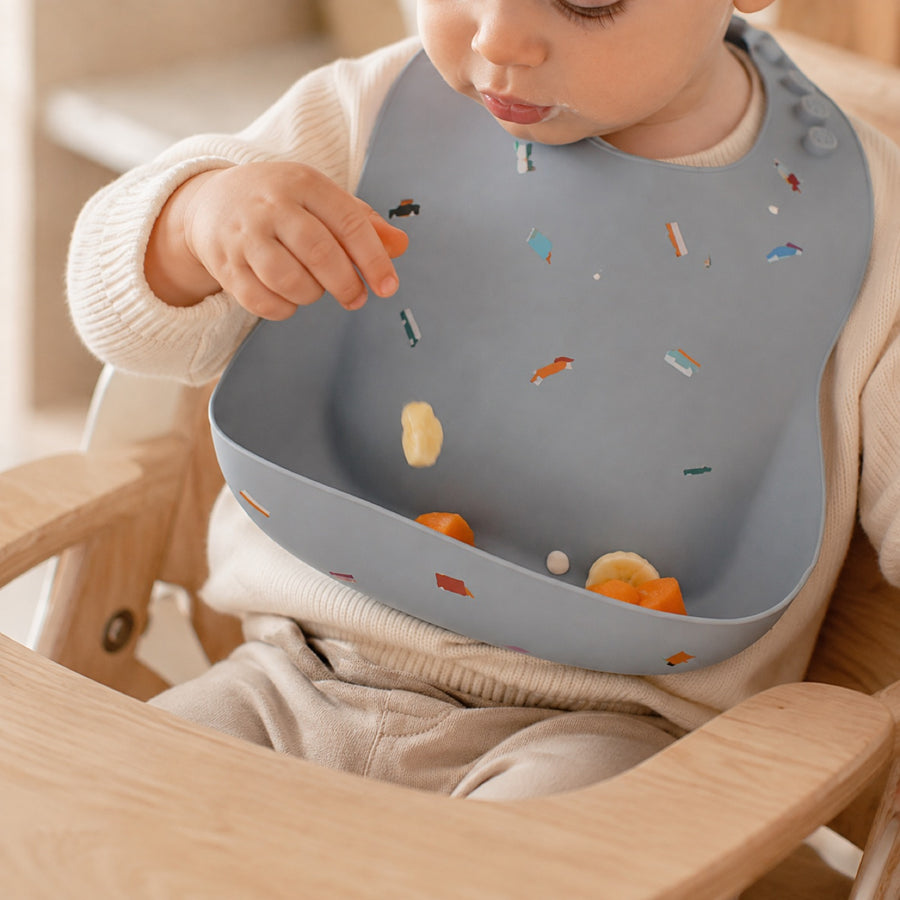 La poche du bavoir garde sa forme et récupère les morceaux