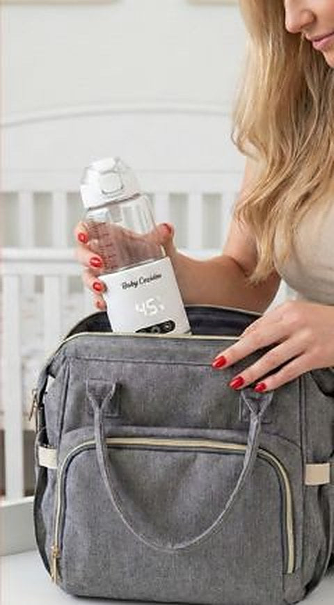 Le chauffe-biberon sans fil Babycozidoo que l'on range dans la poche d'un sac à langer