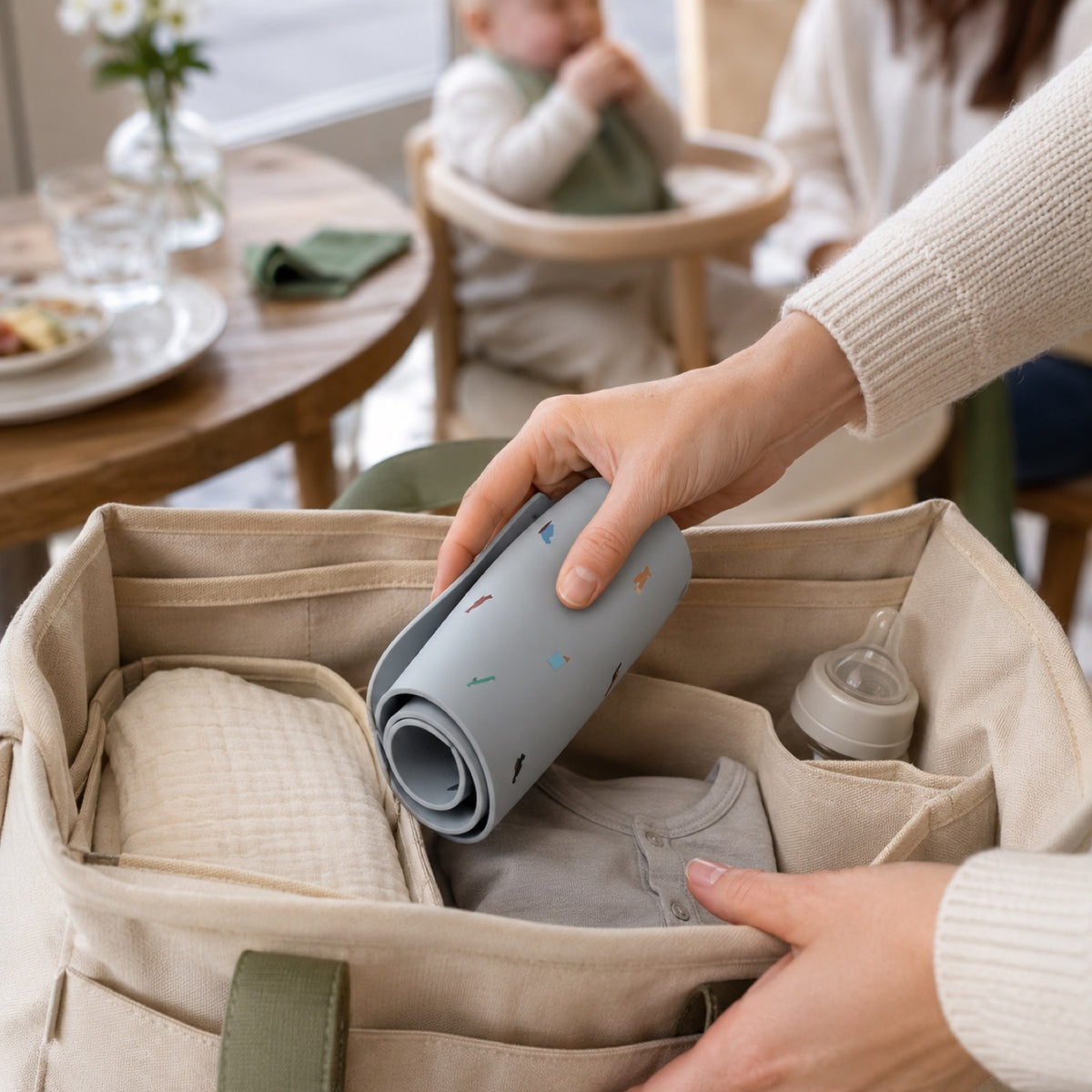 Bavoir roulé et glissé dans le sac à langer pour manger dehors