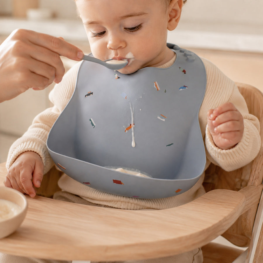 Le bavoir en silicone retient les coulures et protège le pull