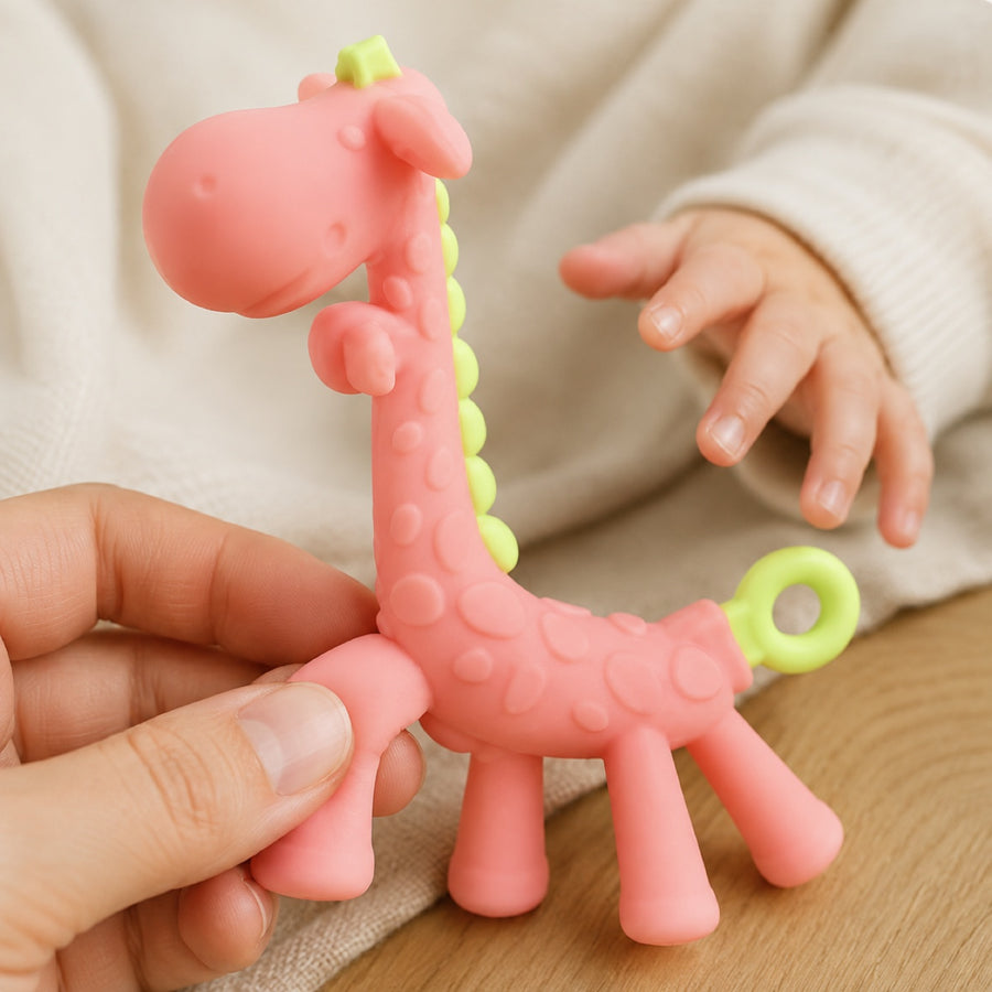 Le cou fin de la girafe, tenu entre deux doigts, montre sa finesse de prise
