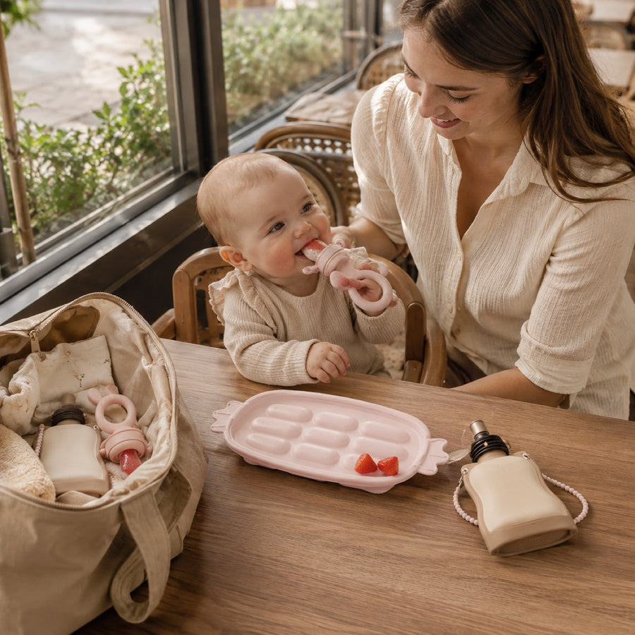Bébé mange en autonomie au restaurant avec le set Haakaa sorti du sac à langer