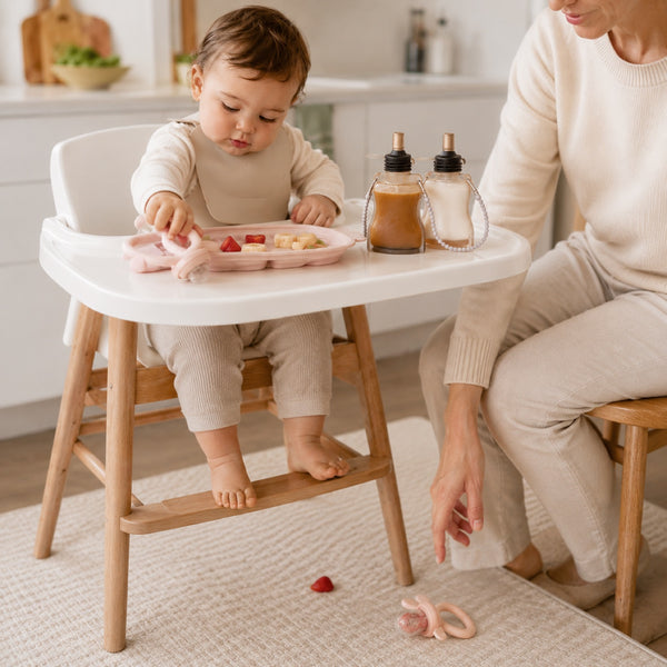 Étape 1 : le set repas Haakaa installé sur la tablette de la chaise haute