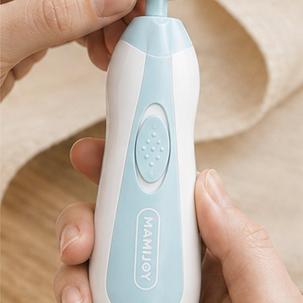 Étape 1 : un adulte tient le coupe-ongles électrique et clipse l'embout adapté à l'âge de l'enfant