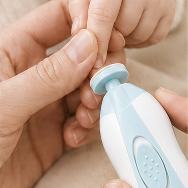 Étape 2 : le doigt de bébé est isolé entre le pouce et l'index avant d'approcher l'embout