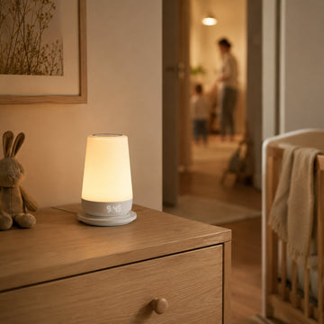 Hatch Rest posé sur une commode dans une chambre de bébé, veilleuse allumée et horloge affichant 9:45