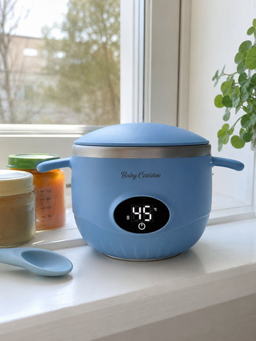 Un Babycozidoo bleu sur un rebord de fenêtre, avec une cuillère et des petits pots de bébé