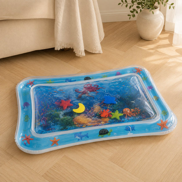 Tapis d'eau gonflable d'éveil pour bébé posé sur un parquet clair, motif fond marin et figurines flottantes
